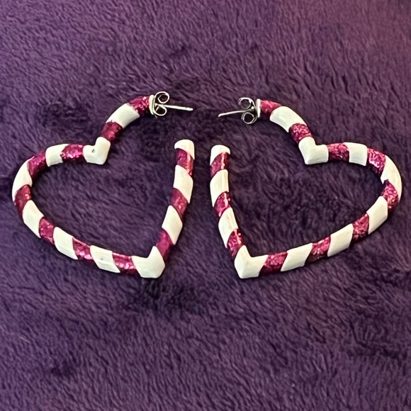 🆕Heart earrings brightly colored in white and purple stripes. NIB. - Picture 4 of 13